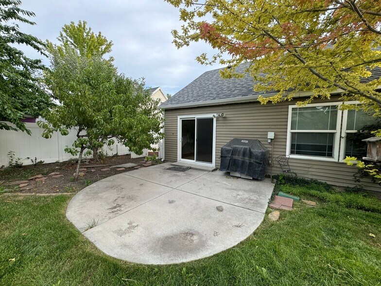 Building Photo - 992 Halcyon Dr