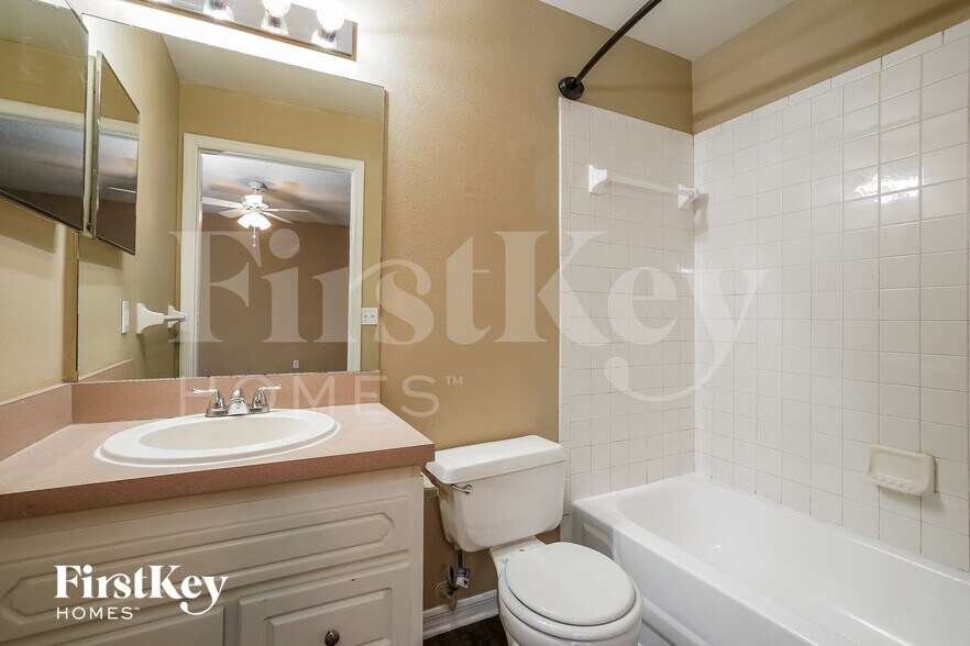 Building Photo - 490 Clay St