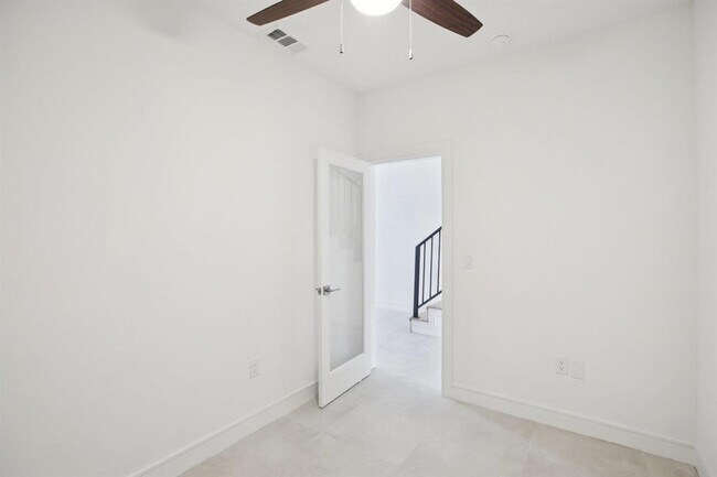 Building Photo - 302 Tesla Cir