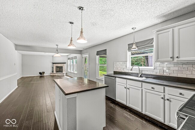 Building Photo - 5641 Buck Dr