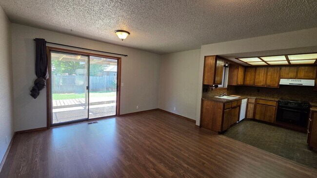 Building Photo - Great 3 Bedroom Home in Yukon!  $1450!