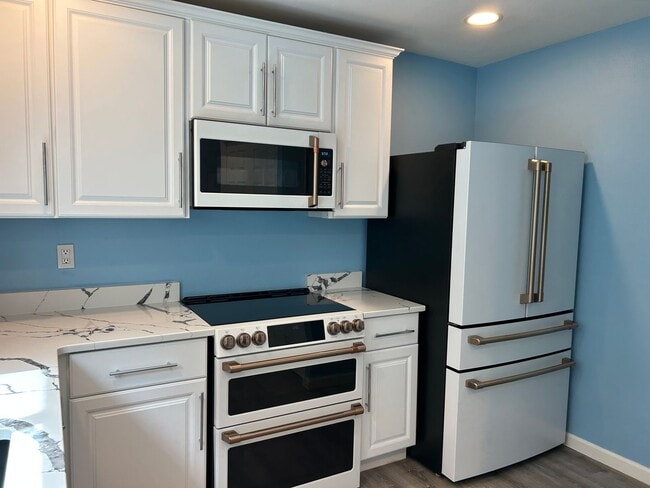 Building Photo - Updated 2 bedroom + loft, 2.5 bath DuPont Home