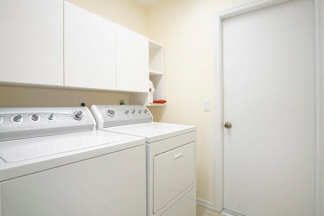 Building Photo - 1273 SW Albenga Ave