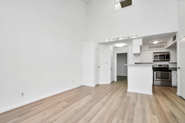 Building Photo - 10855 Meadowglen Ln