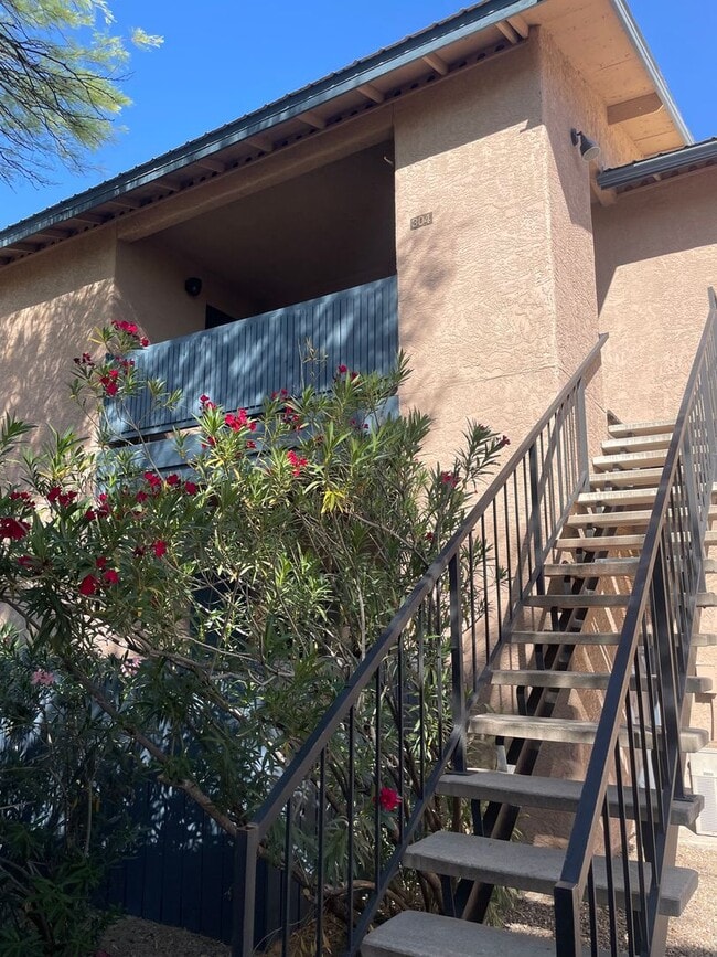 Building Photo - Large 1 Bedroom 1 Bath Condo!