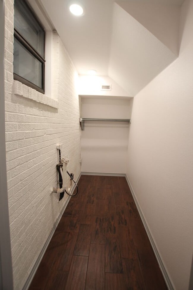 Building Photo - Tour Today! Updated 3 Bed 2 Bath Rental! S...