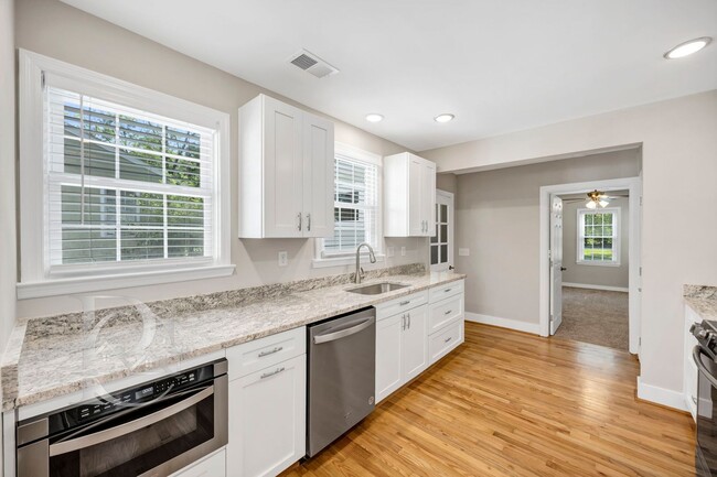 Building Photo - RENOVATED THREE BEDROOM IN ROSEWOOD