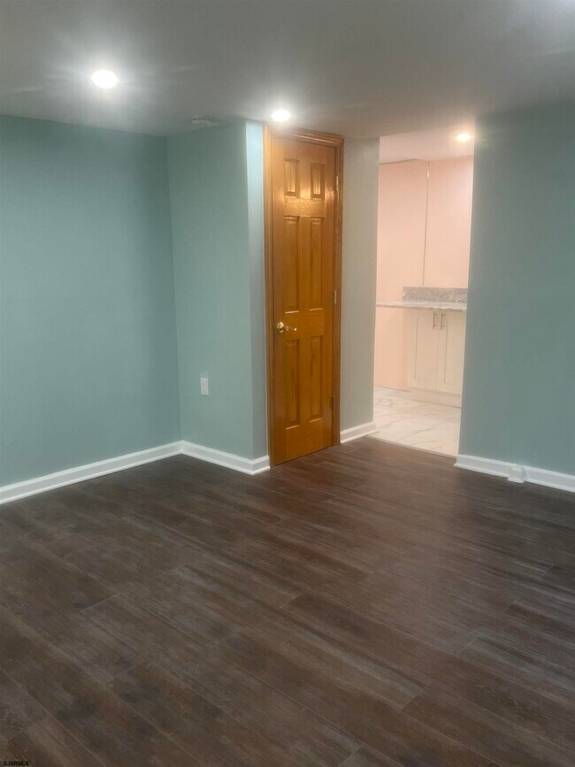 Building Photo - 7 S Laclede Pl