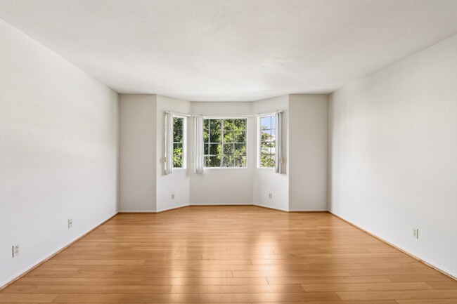 Building Photo - 700 E Cedar Ave