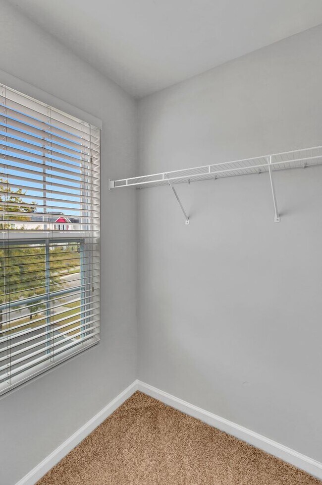 Building Photo - Spacious 3 Bedroom home in Mckwen!