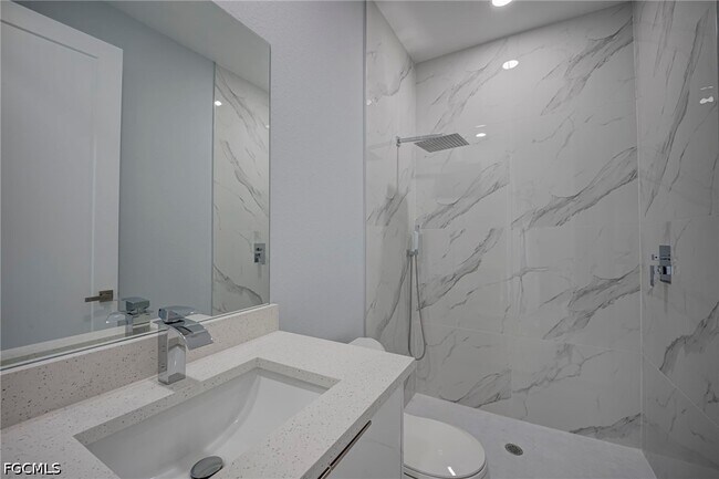 Building Photo - 872 Spaulding St E
