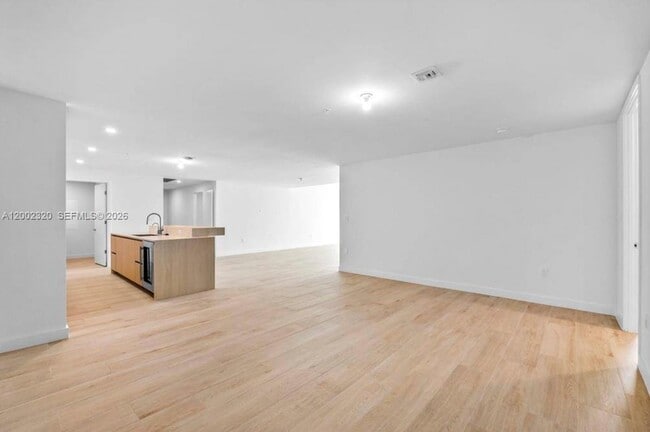 Building Photo - 900 N Ocean Blvd