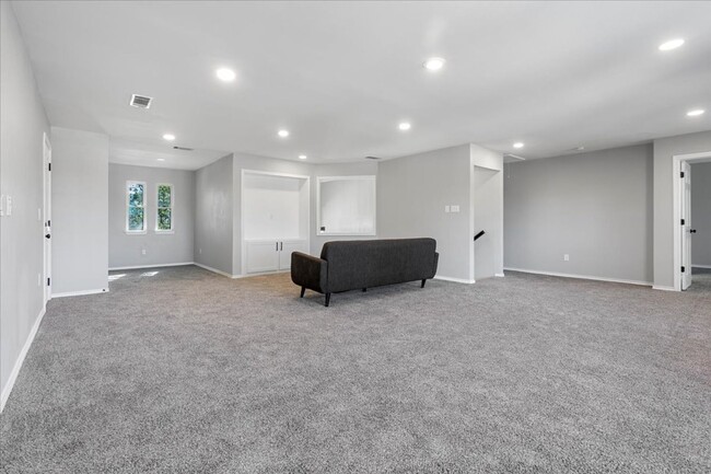 Building Photo - Recently Renovated 4-bed 3.5-bath 2-living...