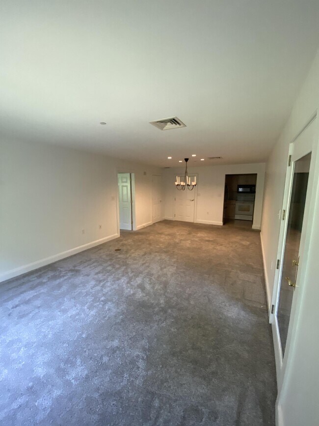 Building Photo - 49 Springbrook Dr