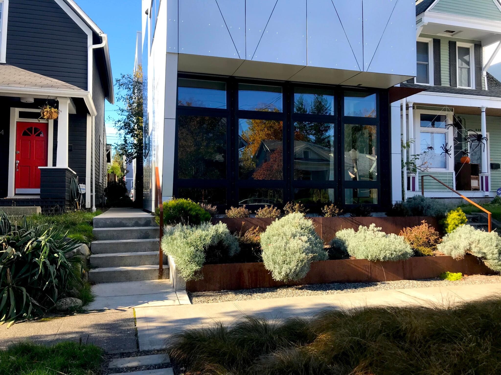 Access to courtyard from Prospect Street - 636 North Prospect Street