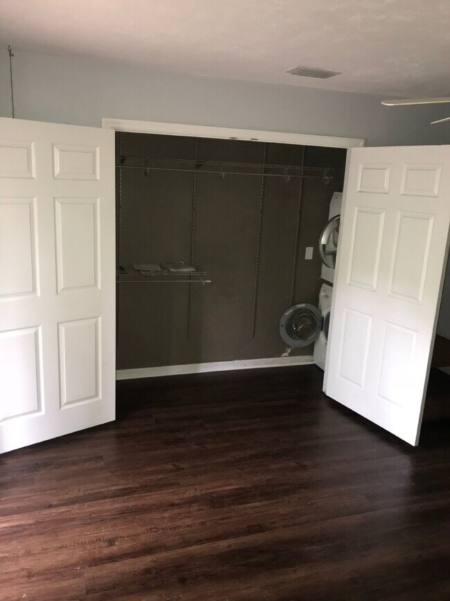 Building Photo - Spacious 1 BR 1 BA Available in July!