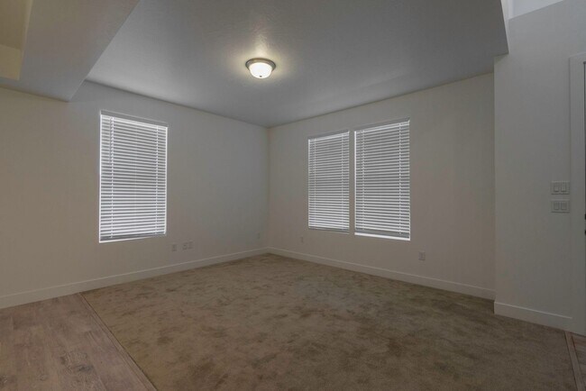 Building Photo - Well Maintained, 3 Bedroom and 2.5 Bathroom Townhome in Desert Color! Internet Included!