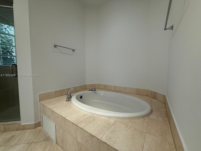 Building Photo - 996 Sanibel Dr