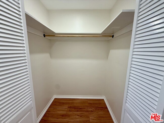 Building Photo - 1926 Hillcrest Rd