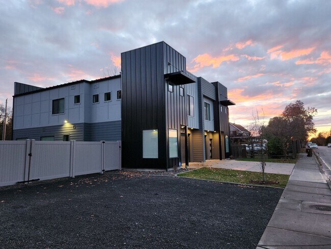 Building Photo - New Modern 4 Bed 2.5 Bath duplex with over...
