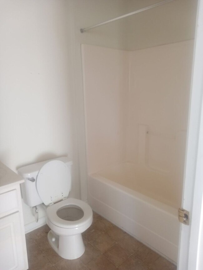 Building Photo - 4 Bedrooms 3.5 Bathrooms FOR RENT