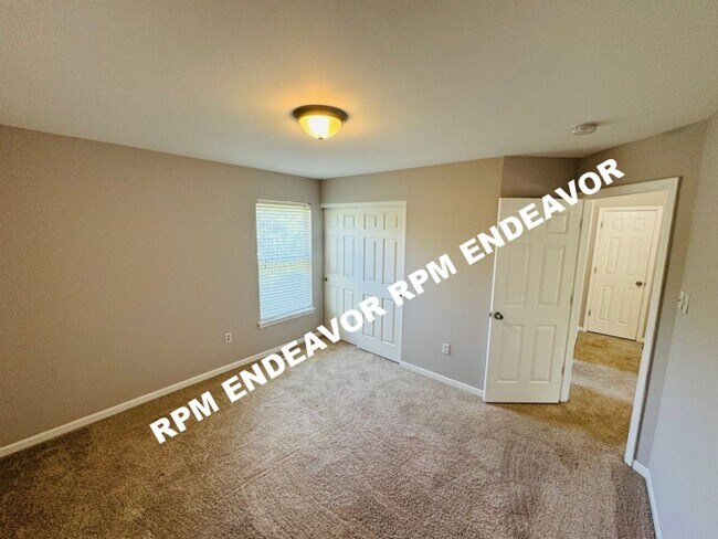 Building Photo - Spacious 4 bedroom, 2.5 bath home availabl...
