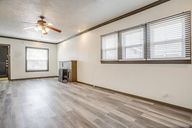 Building Photo - Well Maintained 3 Bed, 2 Bath in Establish...