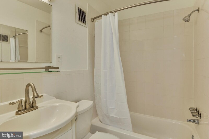 Building Photo - 9485 Fairfax Blvd