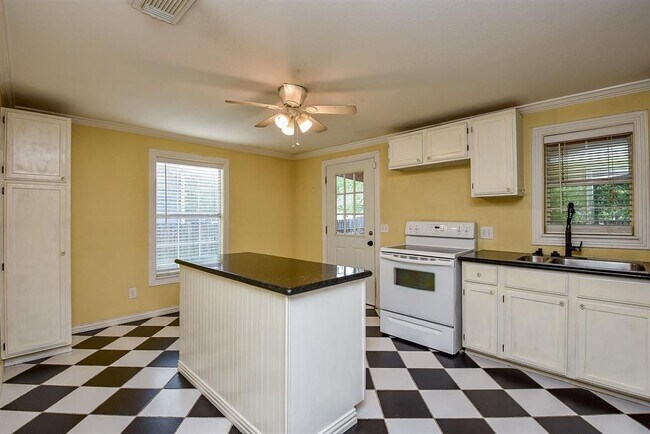 Building Photo - 1105 Avenue D