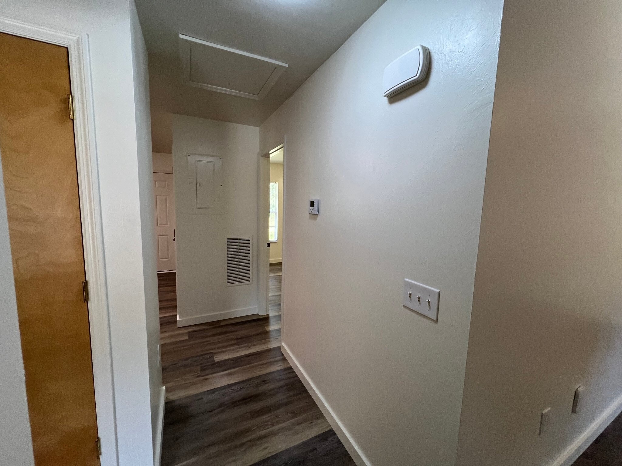 Building Photo - 1427 N Paris St