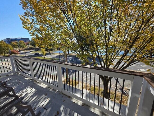 Building Photo - 411 Hobart Pl NW