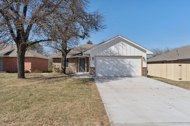 Building Photo - Beautiful 3 Bedroom, 2 Bath Home Close to Choctaw