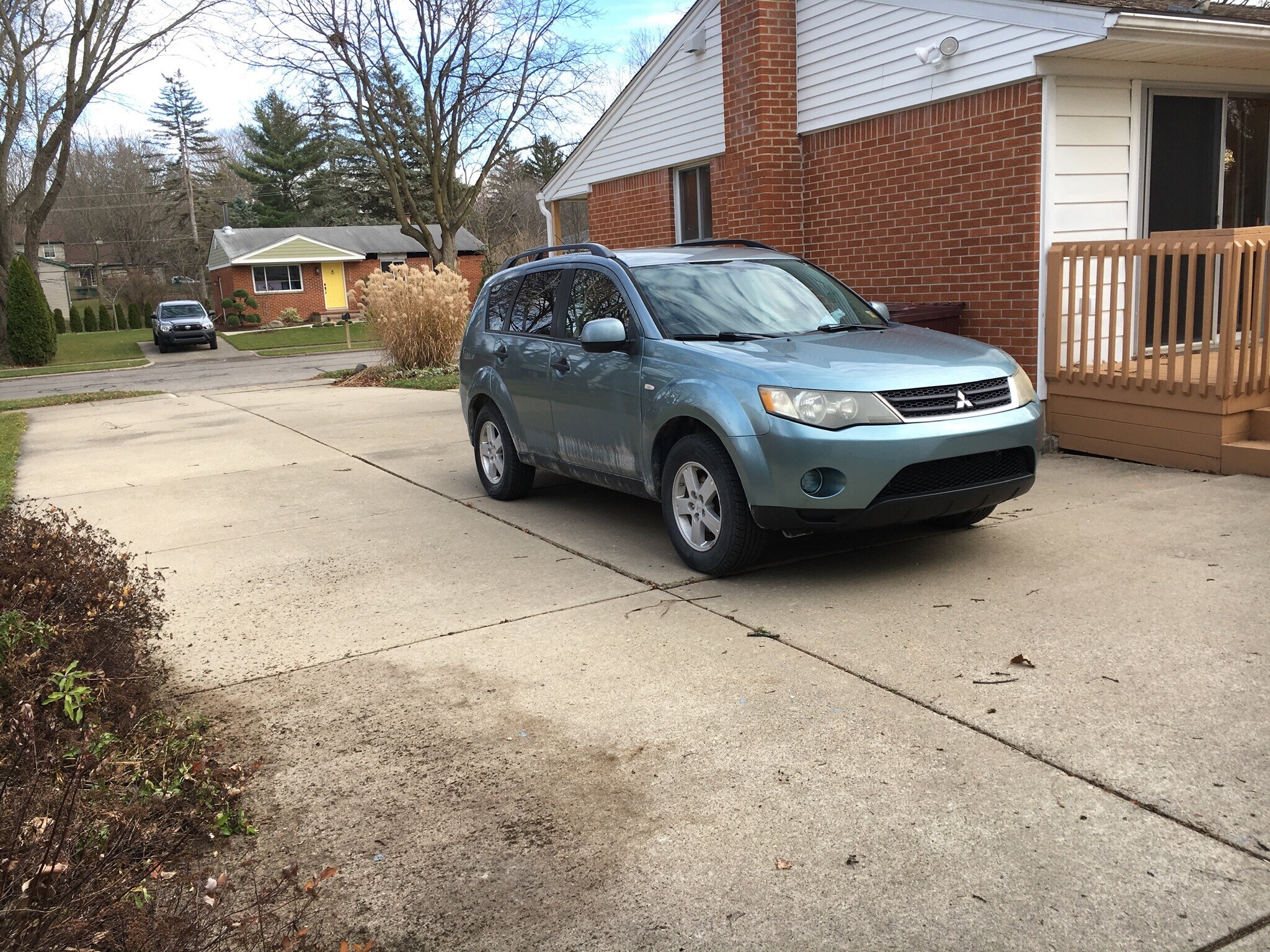 Large driveway (private, not shared) - 3160 Fernwood Ave