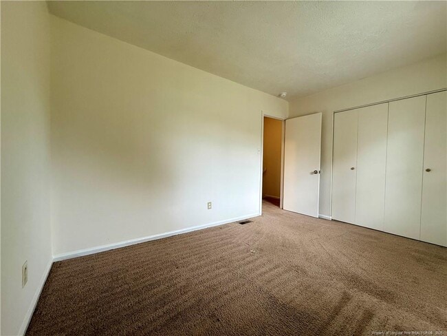 Building Photo - 421 Kirkcaldy Ct