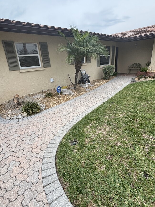 Building Photo - 537 Halyard Ln