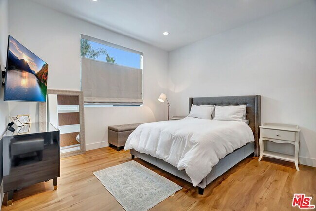 Building Photo - 18600 Cantara St