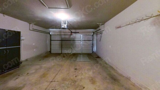 Building Photo - 3/2 plus office in gated SW neighborhood