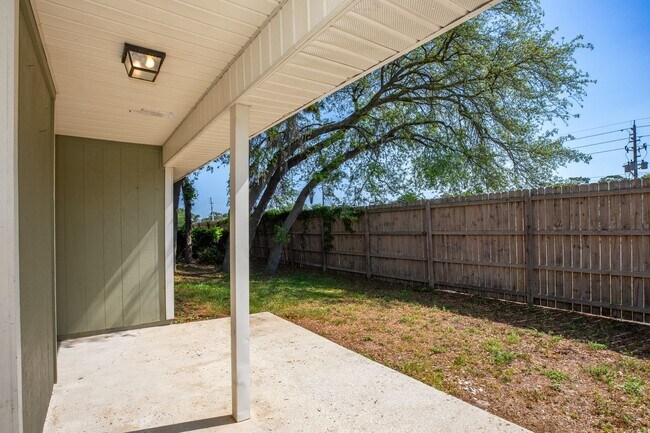Building Photo - Great Rental in The Valley!