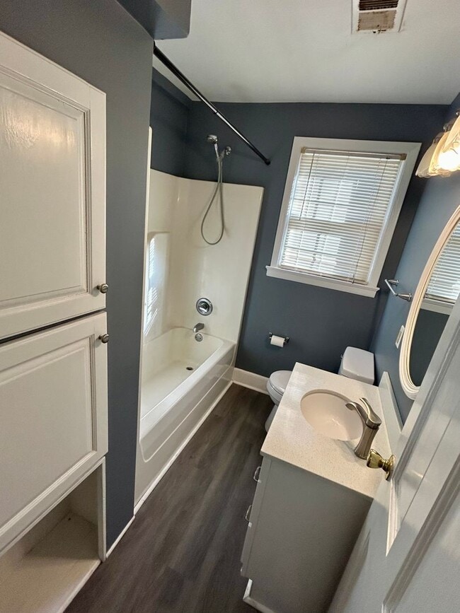 Building Photo - Cottage Vibes!