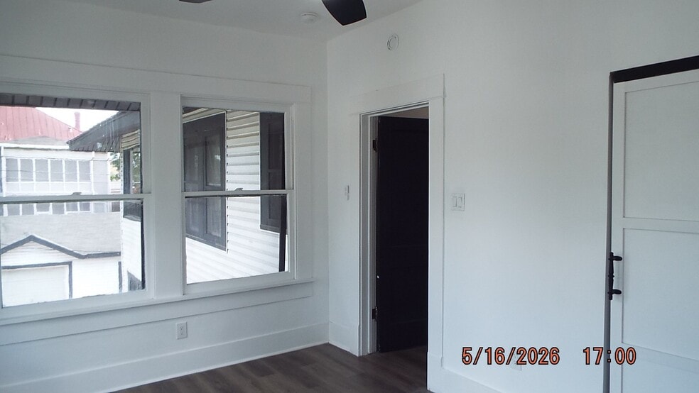 Building Photo - 940 W Mulberry Ave