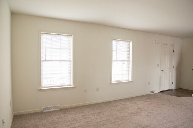 Building Photo - 320 Meadow View Dr