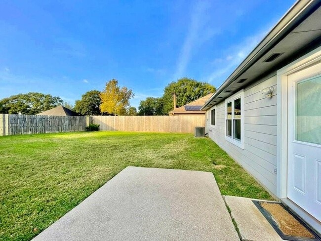 Building Photo - 6935 Creek Village Dr