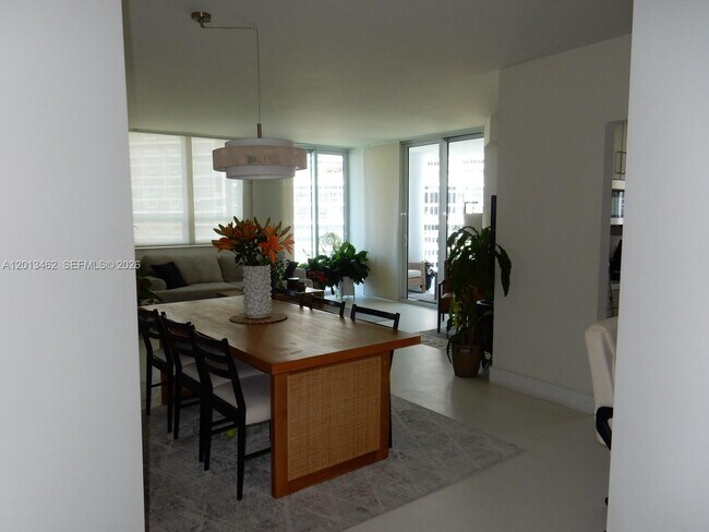 Building Photo - 801 Brickell Key Blvd