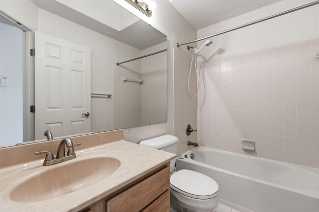 Building Photo - 323 Skyview Ct
