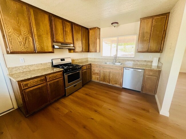 Building Photo - 3-Bedroom Hesperia Home on a Large Lot!