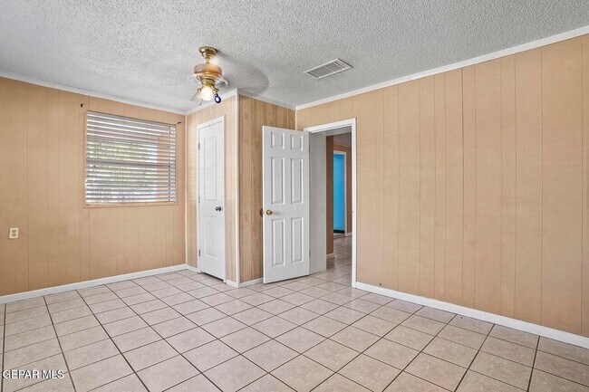 Building Photo - 323 Singh St