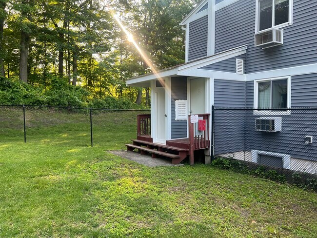 Building Photo - 6 Rose Ln