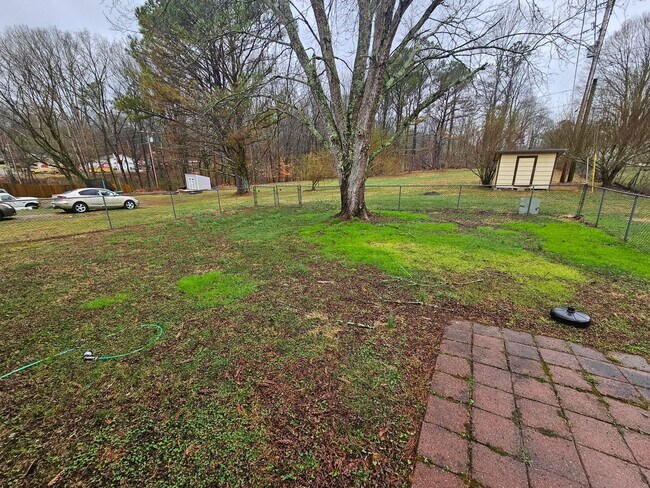 Building Photo - Beautiful 3 Bedroom Ranch in Central Manchester