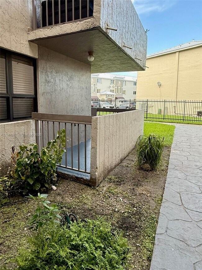 Building Photo - 1121 SW 122nd Ave