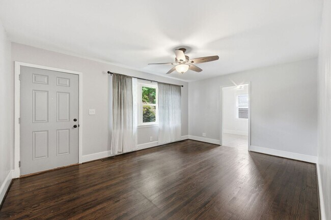 Building Photo - Beautifully Updated 3BR Home in an Established Burlington Neighborhood